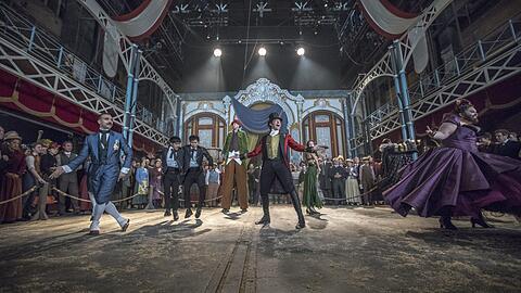 Menschen, Tiere, Sensationen: Hugh Jackman als "Greatest Showman" P.T. Barnum inmitten seiner Theaterarena in New York.