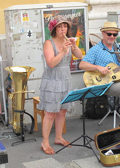 Neben der Tuba spielt die Musikerin auch Blockflöte und...