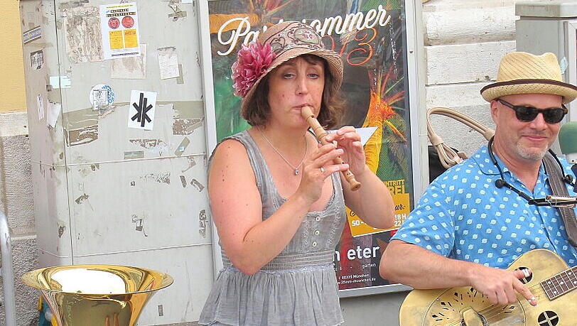 Neben der Tuba spielt die Musikerin auch Blockflöte und... Neben der Tuba spielt die Musikerin auch Blockflöte und...