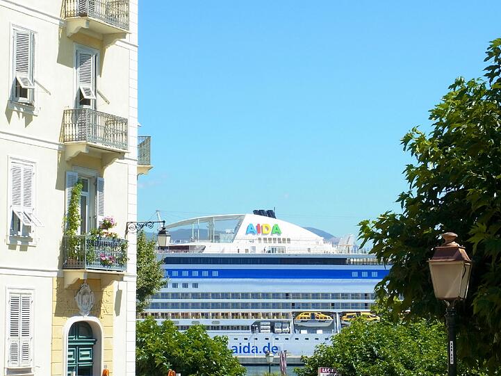AIDAblu in der Stadt Ajaccio.