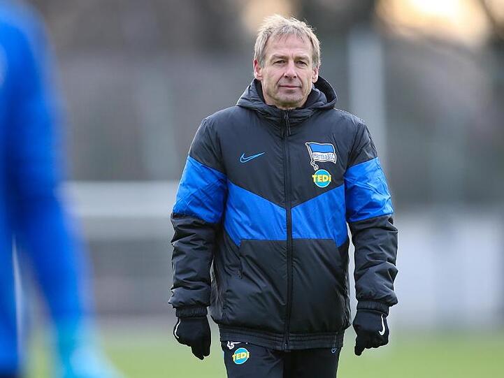 Herthas Trainer Jürgen Klinsmann geht über den Platz. Foto: Andreas Gora/dpa/Archivbild