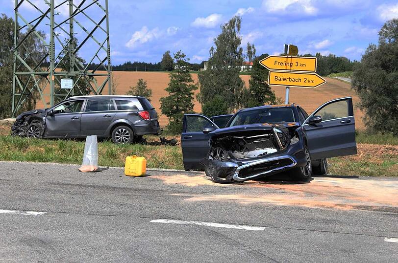 Beide Fahrzeuge erlitten bei dem Unfall Totalschaden.