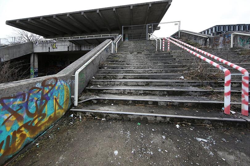 Der alte Bahnhof von unten - oben steht ein Absperrgitter.