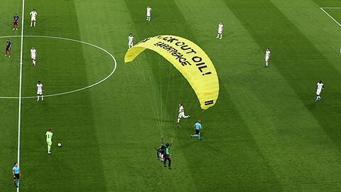 Die Protest-Aktion von Greenpeace missglückte, der Aktivist landete unsanft auf dem Boden.
