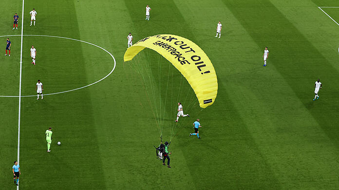 Die Protest-Aktion von Greenpeace missglückte, der Aktivist landete unsanft auf dem Boden.