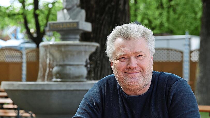 Reinhold Brenner in seinem Biergarten - seit 1989 ist er auf der Auer Dult.