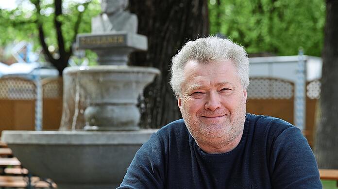 Reinhold Brenner in seinem Biergarten - seit 1989 ist er auf der Auer Dult.