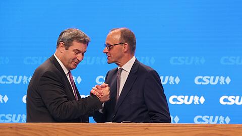 CSU-Chef Markus Söder (l.) und Friedrich Merz, Vorsitzender der CDU, beim CSU-Parteitag.