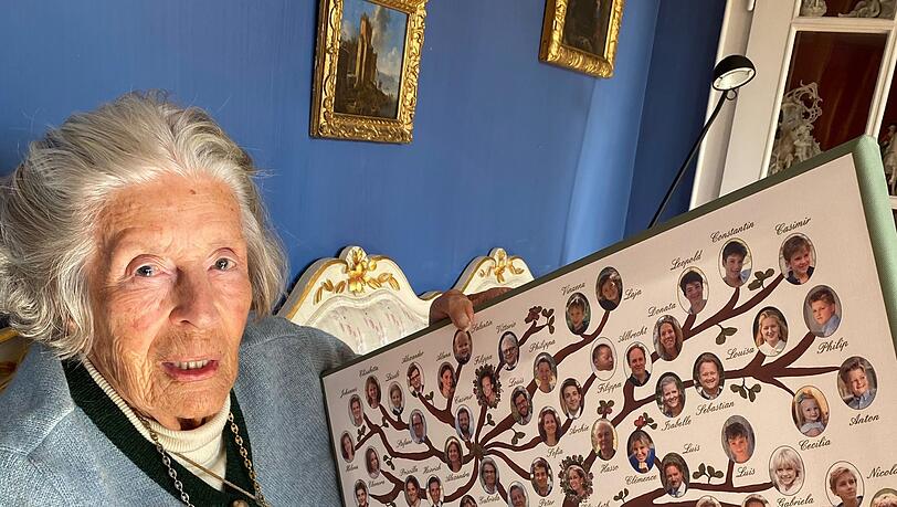Fotografin "Mamarazza" alias Marianne Fürstin zu Sayn-Wittgenstein-Sayn hält einen Stammbaum mit ihren vielen Nachkommen.