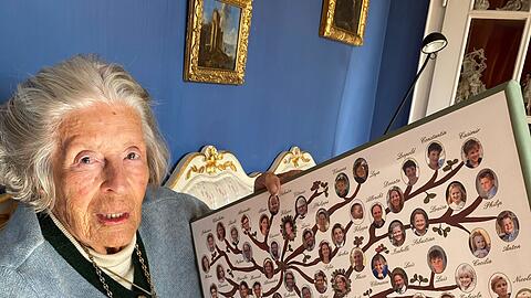 Fotografin "Mamarazza" alias Marianne Fürstin zu Sayn-Wittgenstein-Sayn hält einen Stammbaum mit ihren vielen Nachkommen.