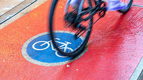 Autofahrer müssen sich zukünftig umstellen, wenn auf beiden Seiten der Karl-Theodor-Straße neue Radwege angelegt werden. (Symbolbild)