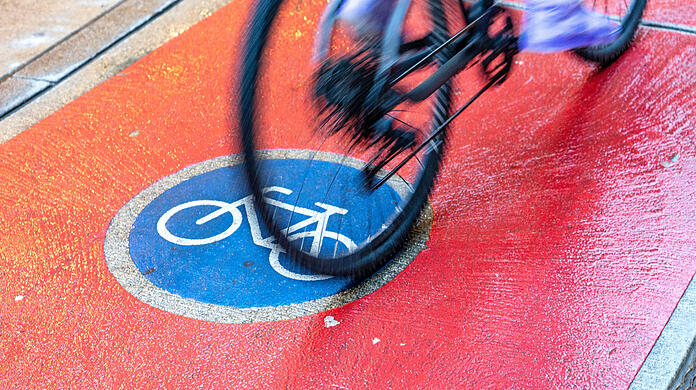 Autofahrer müssen sich zukünftig umstellen, wenn auf beiden Seiten der Karl-Theodor-Straße neue Radwege angelegt werden. (Symbolbild)