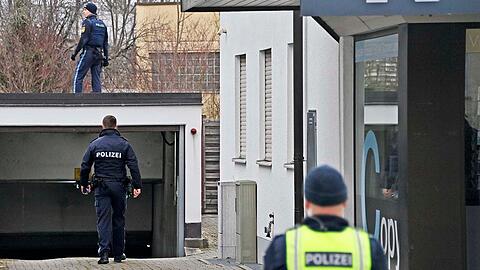 Polizisten suchen alles ab.