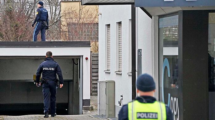 Polizisten suchen alles ab.