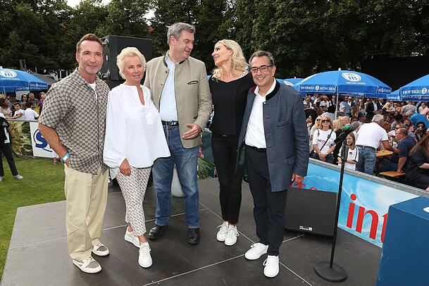 Auch vergangenes Jahr war das Sommerfest im "Prof. Erich Greipl"-Stadion des FC Ismaning ein voller Erfolg: Moderator Jochen Bendel (v.l.), Lydia Staltner (Gründerin Lichtblick Senioren e.V.), Ministerpräsident Markus Söder, Saskia Greipl-Kostantinidis und Stavros Kostantinidis. Auch vergangenes Jahr war das Sommerfest im "Prof. Erich Greipl"-Stadion des FC Ismaning ein voller Erfolg: Moderator Jochen Bendel (v.l.), Lydia Staltner (Gründerin Lichtblick Senioren e.V.), Ministerpräsident Markus Söder, Saskia Greipl-Kostantinidis und Stavros Kostantinidis.