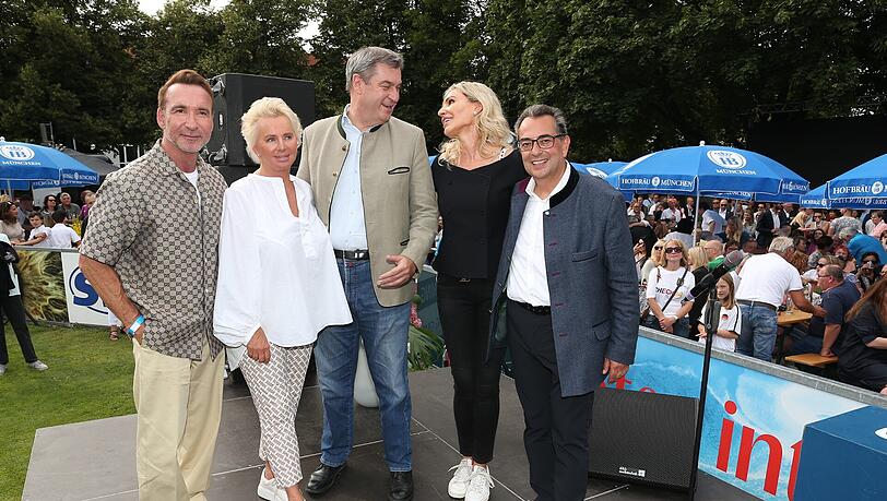 Auch vergangenes Jahr war das Sommerfest im "Prof. Erich Greipl"-Stadion des FC Ismaning ein voller Erfolg: Moderator Jochen Bendel (v.l.), Lydia Staltner (Gründerin Lichtblick Senioren e.V.), Ministerpräsident Markus Söder, Saskia Greipl-Kostantinidis und Stavros Kostantinidis. Auch vergangenes Jahr war das Sommerfest im "Prof. Erich Greipl"-Stadion des FC Ismaning ein voller Erfolg: Moderator Jochen Bendel (v.l.), Lydia Staltner (Gründerin Lichtblick Senioren e.V.), Ministerpräsident Markus Söder, Saskia Greipl-Kostantinidis und Stavros Kostantinidis.