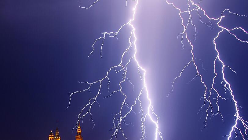 Auch wenn dieser Blitz über Dresden beeindruckend aussieht - die Stadt liegt im Ranking nur auf Platz 331. (Archivbild) Auch wenn dieser Blitz über Dresden beeindruckend aussieht - die Stadt liegt im Ranking nur auf Platz 331. (Archivbild)