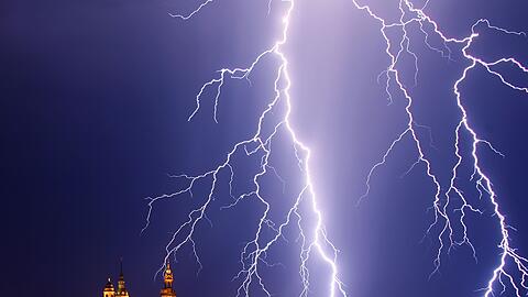 Auch wenn dieser Blitz &uuml;ber Dresden beeindruckend aussieht - die Stadt liegt im Ranking nur auf Platz 331. (Archivbild)