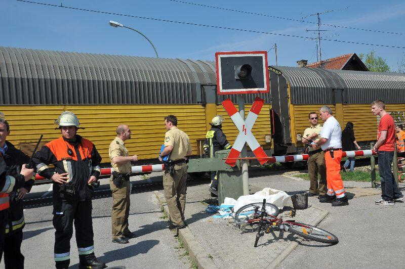 Ein alkoholisierter Radfahrer wird in Erdolging von einem Zug erfasst.