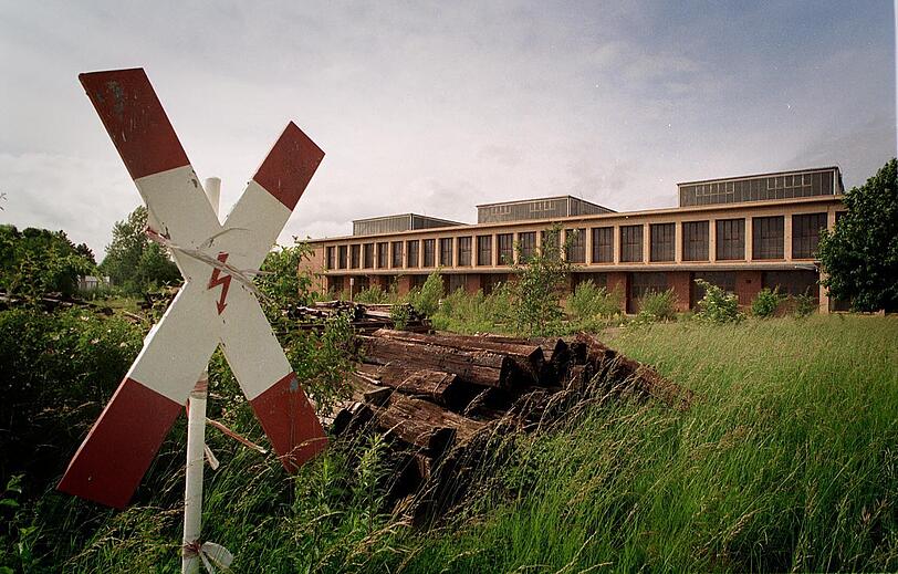 So schaut es jetzt aus: Die riesige Halle des alten Ausbesserungswerks in Freimann mit alter Industrie-Architektur.