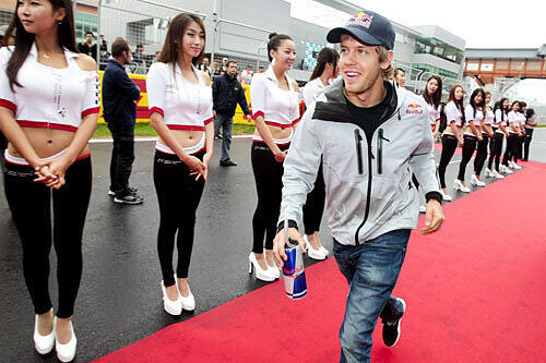 Auch Sebastian Vettel ist vom Anblick seiner Wegbegleiterinnen begeistert.