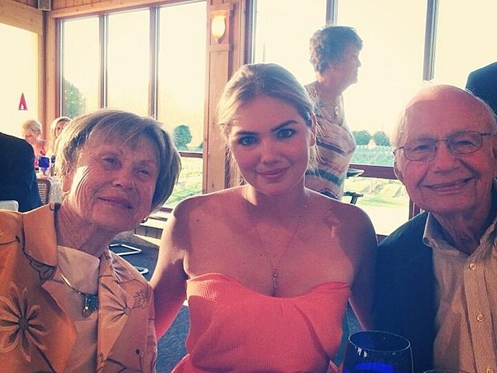 Kate Upton und ihre Großeltern lassen es sich schmecken