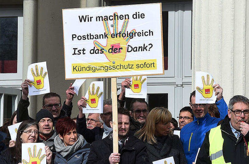 Beschäftigte der Postbank nehmen an einer Kundgebung am Festplatz in Karlsruhe teil. Eine Tarifrunde für die insgesamt 9.500 Beschäftigten der Postbank Filialvertrieb AG war am 17. Februar 2015 ohne Ergebnis geblieben.