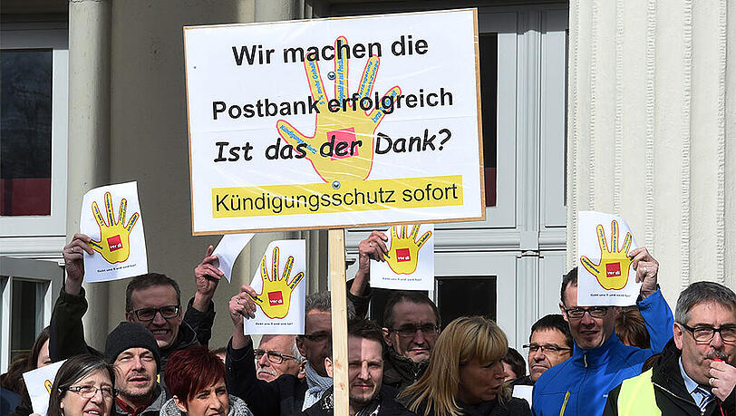 Beschäftigte der Postbank nehmen an einer Kundgebung am Festplatz in Karlsruhe teil. Eine Tarifrunde für die insgesamt 9.500 Beschäftigten der Postbank Filialvertrieb AG war am 17. Februar 2015 ohne Ergebnis geblieben. Beschäftigte der Postbank nehmen an einer Kundgebung am Festplatz in Karlsruhe teil. Eine Tarifrunde für die insgesamt 9.500 Beschäftigten der Postbank Filialvertrieb AG war am 17. Februar 2015 ohne Ergebnis geblieben.