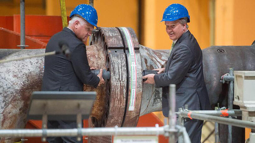 Symbolisch entfernten Baden-Württembergs Umweltminister Franz Untersteller (Grüne/r) und der Technikvorstand des Betreibers EnBW, Hans-Josef Zimmer, einen Rohrbogen.
