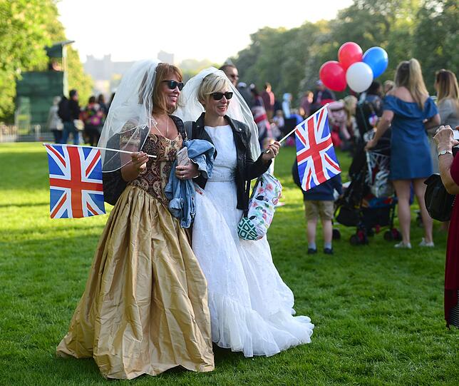 Im eigenen Brautkleid: Zuschauer auf dem Long Walk vor Schloss Windsor