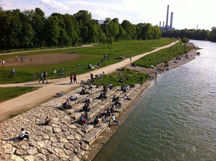 ... und viele Münchner waren auf den Beinen. Von oben sah man Spaziergänger mit oder ohne Hund...