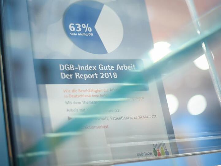 Laut dem DGB-Index Gute Arbeit 2018 fühlen sich mehr als die Hälfte der Beschäftigten in Deutschland bei der Arbeit häufig gehetzt und unter Zeitdruck.
