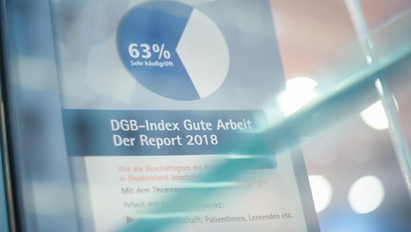 Laut dem DGB-Index Gute Arbeit 2018 fühlen sich mehr als die Hälfte der Beschäftigten in Deutschland bei der Arbeit häufig gehetzt und unter Zeitdruck. Laut dem DGB-Index Gute Arbeit 2018 fühlen sich mehr als die Hälfte der Beschäftigten in Deutschland bei der Arbeit häufig gehetzt und unter Zeitdruck.