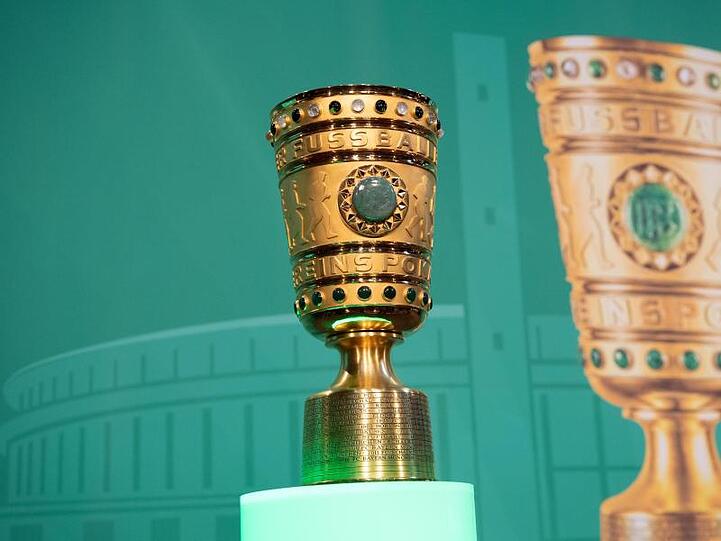 Der DFB-Pokal steht auf einem Sockel. Foto: Soeren Stache
