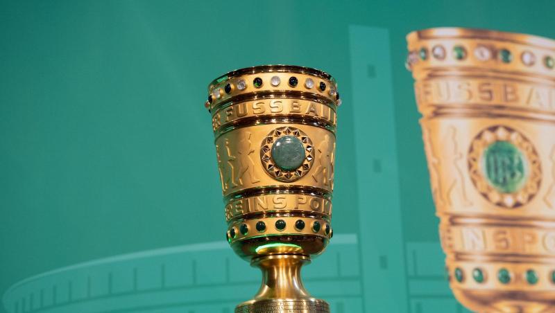 Der DFB-Pokal steht auf einem Sockel. Foto: Soeren Stache Der DFB-Pokal steht auf einem Sockel. Foto: Soeren Stache