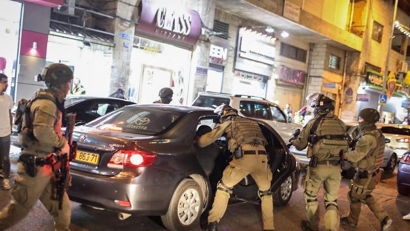 Israelische Sicherheitskräfte durchsuchen ein Auto während einer Demonstration gegen den geplanten Räumungsprozess im Stadtteil Scheich Dscharrah.