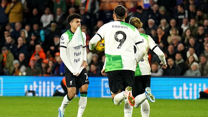 Liverpools Luis Díaz (l) zeigte nach seinem Tor ein T-Shirt mit der Aufschrift "Freiheit für Papa".