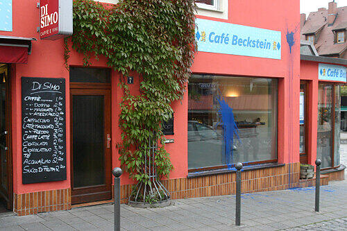 Die hinterhältige Attacke auf die CSU-Wahlkampfzentrale &bdquo;Café Beckstein&ldquo; am Trödelmarkt hinterließ ihre blauen Spuren.