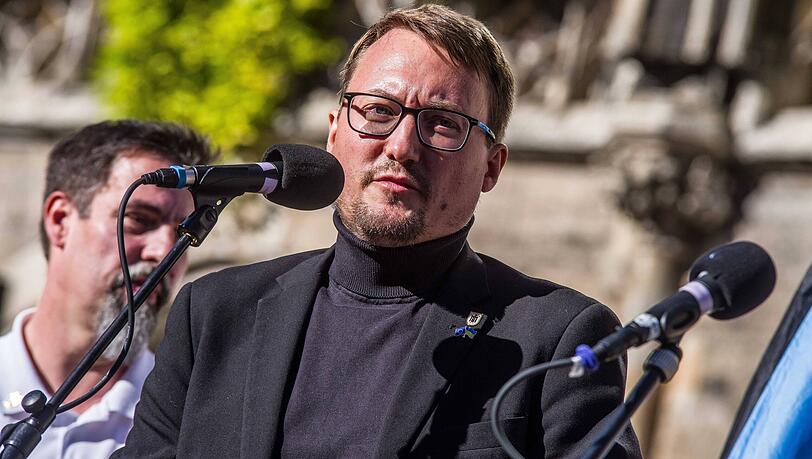 Mindestens zwei Referate hat Felix Sproll von Volt in den Verhandlungen gefordert. Mindestens zwei Referate hat Felix Sproll von Volt in den Verhandlungen gefordert.