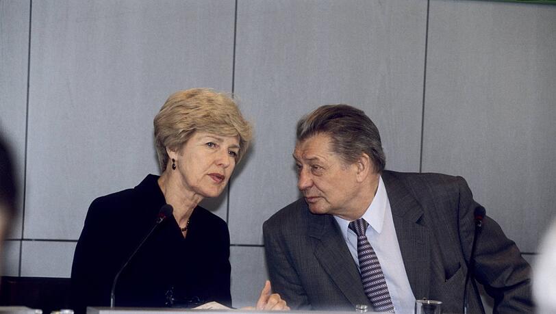 Die Strippenzieher bei Bild und Co.: Friede Springer und Leo Kirch 2001 bei der Axel-Springer-AG-Hauptversammlung.
