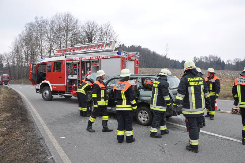 Zu einem Verkehrsunfall kam auf der B299 höhe Erharting: Ein PKW Fahrer wollte von Erharting kommend auf die B299 fahren und übersah dabei einen LKW. Im Kreuzungsbereich kam es zum Zusammenstoß. Dabei wurde der Fahrer des PKW mittelschwer verletzt. Er kam in ein Mühldorfer Krankenhaus.