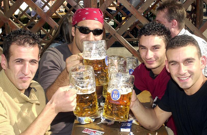 Diese Jungs stammen aus dem Lieblingsurlaubsland der Deutschen - Italien. Beim Feiern in München geben sie ihr bestes.