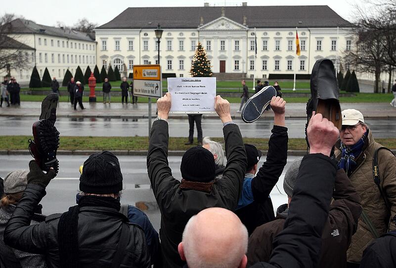 Die über das Netzwerk Facebook bundesweit organisierte Aktion hatte das Motto «Wulff den Schuh zeigen - Shoe for you, Mr. President!». In der arabischen Kultur werden mit dieser Geste Menschen verhöhnt, aber auch Ärger und Verachtung werden so zum Ausdruck gebracht.