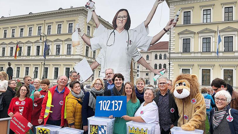 Sind stolz auf viele Unterschriften: Natascha Kohnen (SPD), Harald Weinberg und Ates Gürpinars (beide Linke) sowie Katharina Schulze (Grüne, alle Mitte), gemeinsam mit weiteren Bündnispartnern, Unterstützern und dem bayerischen Löwen am Innenministerium.