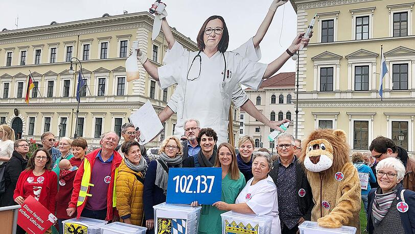 Sind stolz auf viele Unterschriften: Natascha Kohnen (SPD), Harald Weinberg und Ates Gürpinars (beide Linke) sowie Katharina Schulze (Grüne, alle Mitte), gemeinsam mit weiteren Bündnispartnern, Unterstützern und dem bayerischen Löwen am Innenministerium. Sind stolz auf viele Unterschriften: Natascha Kohnen (SPD), Harald Weinberg und Ates Gürpinars (beide Linke) sowie Katharina Schulze (Grüne, alle Mitte), gemeinsam mit weiteren Bündnispartnern, Unterstützern und dem bayerischen Löwen am Innenministerium.