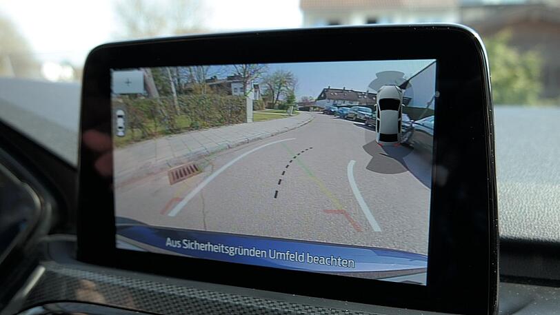 Der senkrecht platzierte Bildschirm zeigt gestochen scharf, was hinter dem Kuga los ist.