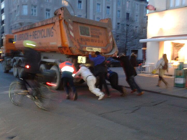 Tatsächlich können sie  den schweren Lastwagen ein paar Meter nach vorne schieben.
