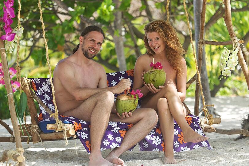 Die sie dann anschließend auf einer gemütlichen Strandschaukel trinken.