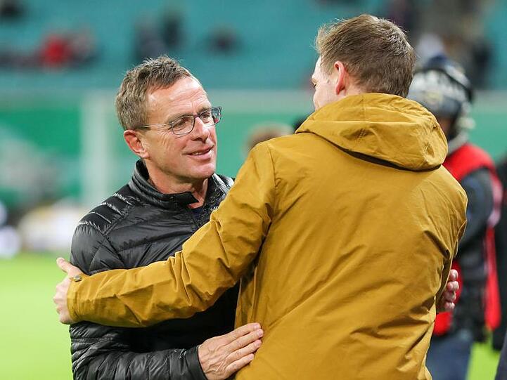 Leipzigs Trainer und Sportdirektor Rangnick (l) wird von Hoffenheims Coach Nagelsmann begrüßt.