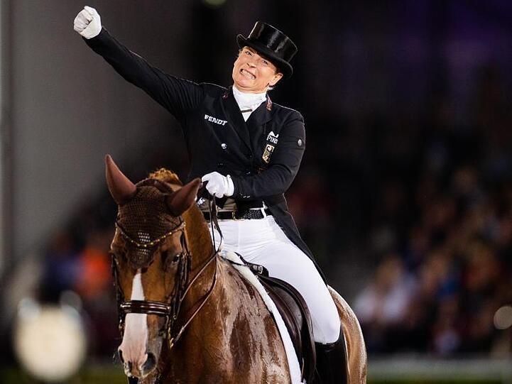 Isabell Werth feiert ihren EM-Titel mit Pferd Bella Rose.